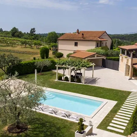 Villa Viscum In Istria For 8 Persons With Large Garden - Pet Friendly