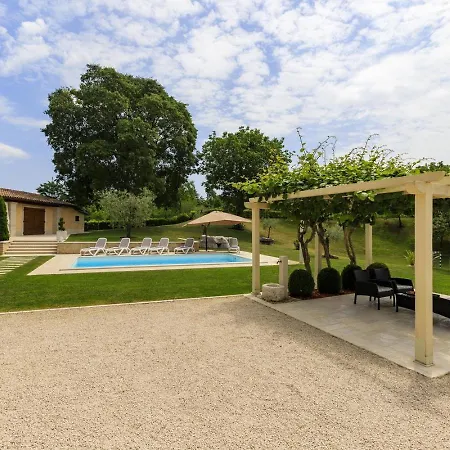 Villa Viscum In Istria For 8 Persons With Large Garden - Pet Friendly