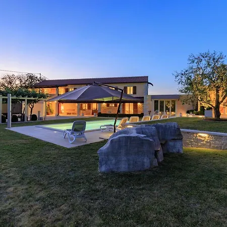 Βίλα Viscum In Istria For 8 Persons With Large Garden - Pet Friendly Pazin