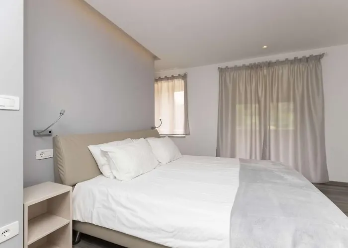 Villa Viscum In Istria For 8 Persons With Large Garden - Pet Friendly *