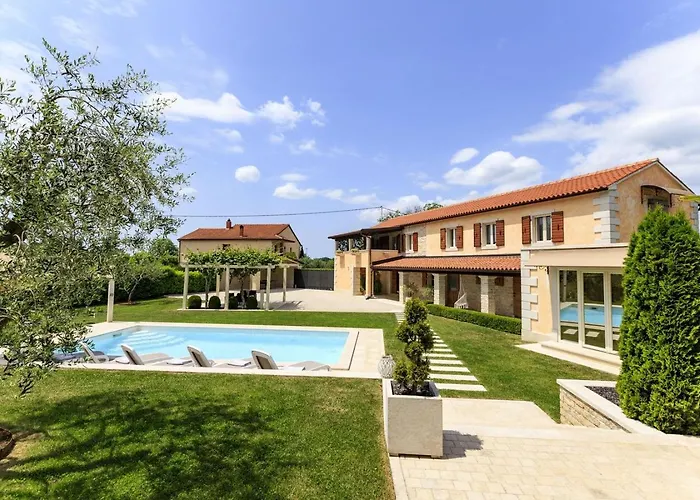 Villa Viscum In Istria For 8 Persons With Large Garden - Pet Friendly