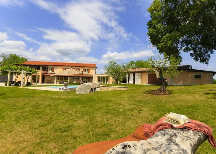 Villa Viscum In Istria For 8 Persons With Large Garden - Pet Friendly *