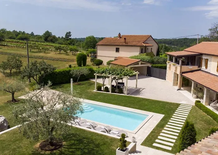 Villa Viscum In Istria For 8 Persons With Large Garden - Pet Friendly